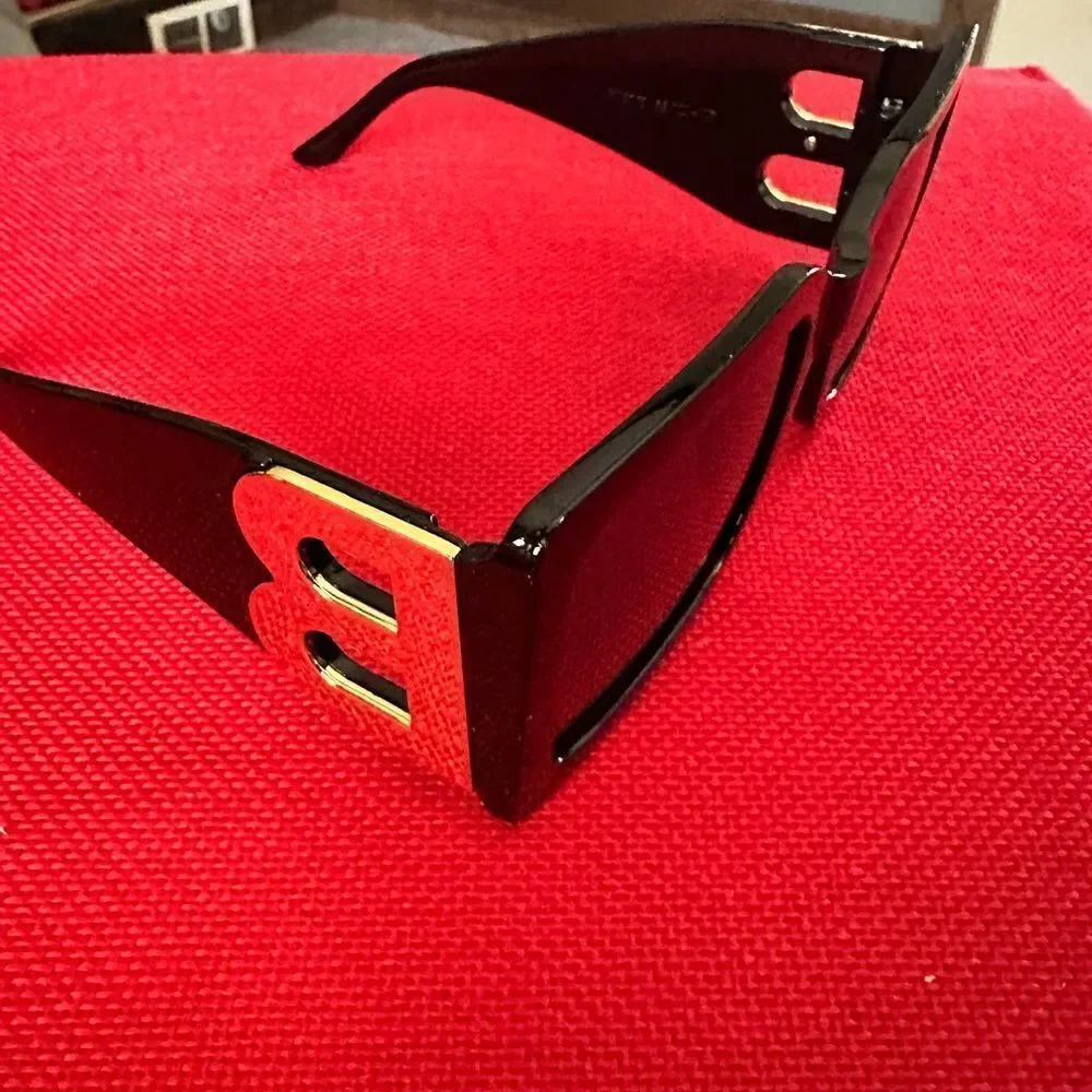 NWT Oversized heavy plastic frame, sunglasses metallic B Decor UV protec…